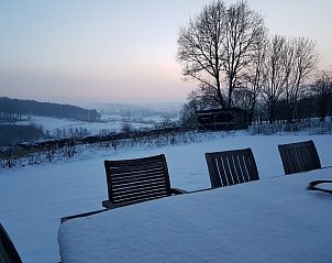 Sneeuw bedekt terras met uitzicht in Bellovisto vakantiehuis, Vlaamse Ardennen, Oost-Vlaanderen, Belgi.