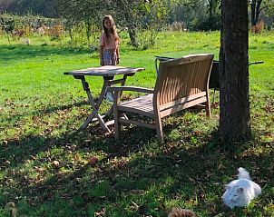 Kind speelt in de groene tuin van Vakantiehuisje in Erwetegem, omringd door natuur, Oost-Vlaanderen, Belgi.