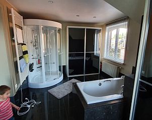 Luxe badkamer in Hoeve Hoogeind, Sint-Gillis-Waas, met moderne douche en bad, perfect voor ontspanning in Oost-Vlaanderen, Belgi.