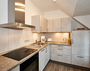 Volledig ingerichte keuken in Ferienwohnungen Alte Schmiede, Oberscheidweiler, comfortabel vakantiehuis in de Eifel.