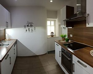 Functionele keuken in Vakantiehuis in Pltscheid, Eifel, biedt comfort en stijl voor een ontspannen verblijf.