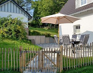 Vakantiehuis in Friesenhagen biedt een charmant terras in de Eifel, ideaal voor een ontspannen verblijf in Duitsland.