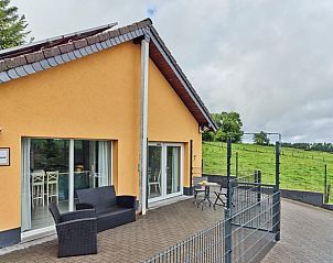 Vakantiehuis in Hellenthal, Duitsland, met uitzicht op het groene landschap van de Eifel.