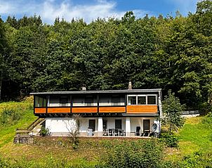 Vakantiehuisje in Schmallenberg-Oberkirchen biedt een prachtig uitzicht op de bossen, ideaal voor natuurliefhebbers in Sauerland, Duitsland.