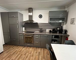 Keuken in Vakantiehuisje Schmallenberg-Oberkirchen, Sauerland, Duitsland biedt moderne faciliteiten en gezellige eetruimte.