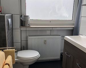 Badkamer van Vakantiehuisje in Winterberg-Altastenberg biedt luxe en gemak tijdens je vakantie in het schilderachtige Sauerland, Duitsland.