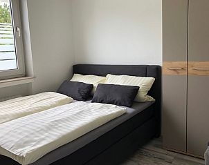 Slaapkamer in Vakantiehuisje in Winterberg-Altastenberg, biedt een serene slaapomgeving in het prachtige Sauerland, Duitsland.