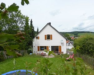 Vakantiehuisje in Sudeck, Sauerland: ontspannen in een idyllisch vakantiehuis met tuin en uitzicht op de natuur in Winterberg, Duitsland.