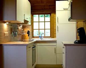 Stijlvolle keukenruimte in Huisje in Sudeck, gelegen in Sauerland, Duitsland, met een warme houten afwerking en veel daglicht.