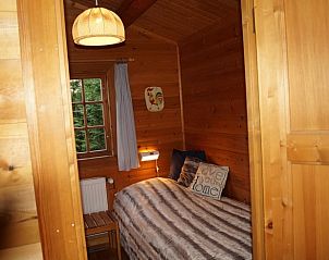 Rustieke slaapkamer in vakantiehuis Huisje in Sudeck, Winterberg. Geniet van comfort en natuur in Sauerland, Duitsland.