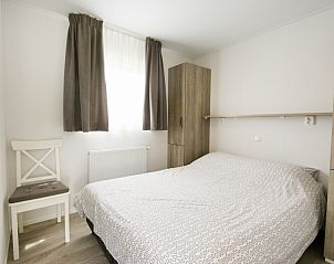 Master bedroom in chalet Quinn, Formerum, Terschelling with comfortable double bed.