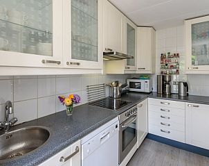 Modern kitchen in De Sjouw, Hoorn, Terschelling, equipped with all the necessities for preparing delicious meals.