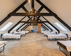 Grote slaapzolder in 't Klooster vakantiehuis in Loonbeek, Vlaams-Brabant met meerdere bedden en een gezellige sfeer.