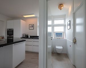 Badkamer naast keuken in Apenstaartje vakantiehuis, Midsland aan Zee, Terschelling, met modern interieur.