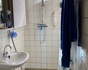 Bathroom with shower in Kanoet vacation home, Midsland Noord, Terschelling, Wadden Islands