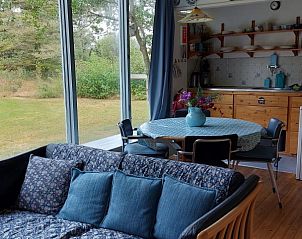 Living room of Anchorage bungalow, Midsland Noord, Terschelling, with comfortable sitting area and large windows.