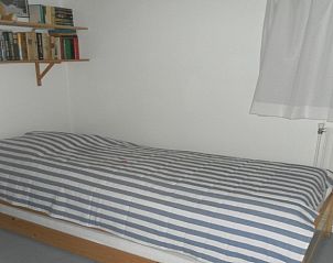 Single room in Anchorage bungalow, Midsland Noord, Terschelling, with bookshelf.