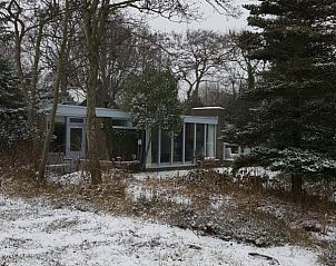 Winter atmosphere at Anchorage bungalow, Midsland Noord, Terschelling, snow-covered garden.