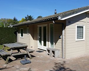 Sunny terrace at Chalet No. 12, vacation home in Midsland North, Terschelling, ideal for relaxing outdoors.
