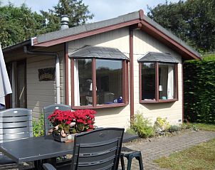 Koekoeksdne chalet in Midsland Noord, Terschelling with sunny garden and terrace.