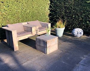 Intimate sitting area in Chalet DOMETO, Midsland Noord, Terschelling, with mood lighting and cozy decoration for a relaxing evening.