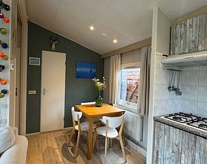 Sunny terrace of Chalet DOMETO in Midsland North, Terschelling, ideal for outdoor breakfast on the Wadden Islands.