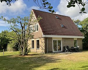 Vakantiehuis De Grutto in Midsland Noord, Terschelling met ruime tuin en terras omgeven door natuur.