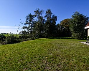 Uitgestrekt groen landschap bij De Grutto, vakantiehuis in Midsland Noord, Terschelling, ideaal voor natuurliefhebbers.