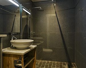 Moderne badkamer in Warandehof vakantieaccommodatie, Gooik, Vlaams-Brabant, Belgi met regendouche.