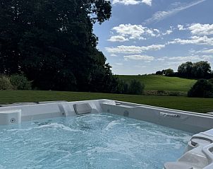 Geniet van de jacuzzi bij The View vakantiehuis in Gooik, Vlaams-Brabant met panoramisch uitzicht op de natuur.