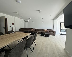 Ruime woonkamer in The View vakantiehuis in Gooik, Vlaams-Brabant, ideaal voor familiebijeenkomsten.