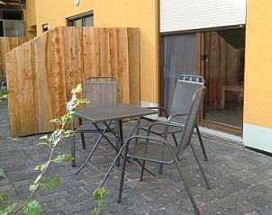 Verken de rustieke charme van Ferienhof am Biberbach in Hrselberg-Hainich, Thringen, met een uitnodigend terras voor maximaal drie personen.