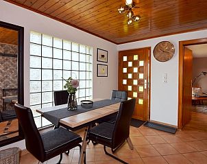 Binnenruimte van Huisje in Goldlauter-Heidersbach, Duitsland, met uitnodigende eetkamer en warme sfeer.