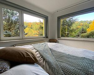 Geniet van de herfstpracht vanuit de slaapkamer van Vakantiehuis in Schmalkalden, gelegen in het schilderachtige Thringen, Duitsland.