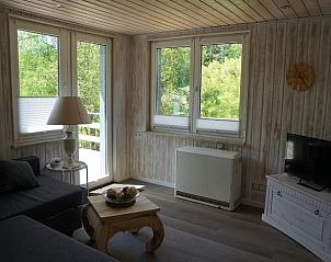Vakantiehuis in Langenbach, Thringen, biedt een lichte woonkamer met uitzicht op de natuur.