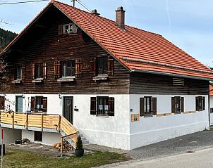 Gezellig Huisje in Nesselwang, Beieren, met klassieke bouwstijl en uitnodigende veranda voor een sfeervol verblijf.