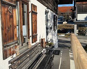 Charmant terras van Huisje in Nesselwang, vakantiehuis in Nesselwang, Beieren, met uitzicht op de omgeving.