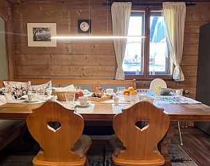 Authentieke eetruimte in vakantiehuis Nesselwang, Beieren met warme houten accenten.