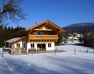 Ontdek de rustieke schoonheid van het vakantiehuisje in Drachselsried, omringd door sneeuw en bergen in Beieren.