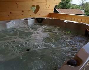 Ervaar ultiem comfort in de jacuzzi van Vakantiehuisje in Drachselsried, omgeven door de serene natuur van Beieren, Duitsland.