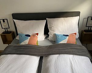 Vakantiehuis Huisje in Schnwald, Beieren biedt een serene slaapkamer met comfortabele bedden en moderne accenten.