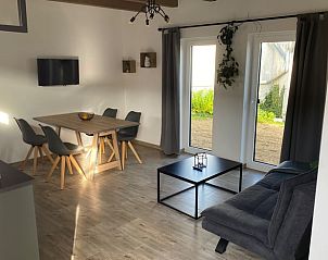 Lichte en moderne woonkamer van Huisje in Schnwald, vakantieaccommodatie in Beieren, Duitsland, met uitnodigende sfeer.