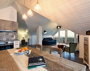 Lichte en ruime leefruimte in Huisje in Schnwald, Beieren, met een moderne keuken en gezellige zithoek.