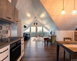 Vakantiehuis in Schnwald, Beieren, met sfeervolle woonkamer en prachtig uitzicht op de omgeving.