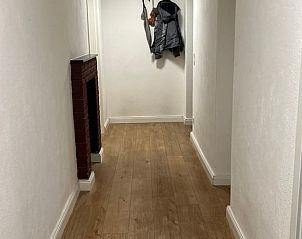 Entree van Huisje in Kraiburg am Inn, een uitnodigend vakantiehuis in Beieren, Duitsland, met een elegante houten vloer.