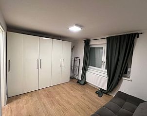 Comfortabele kamer in Huisje in Kraiburg am Inn, Beieren, met veel lichtinval en praktische indeling.