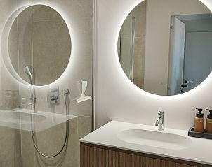 Moderne badkamer in De Woestijn - vakantiewoning Den Ast, Pamel, Vlaams-Brabant met glazen douche en verlichte spiegel.