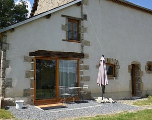 Verken de rustieke charme van Vakantiehuisje in Espinasse met zijn uitnodigende buitenruimte in het hart van Auvergne, Frankrijk.