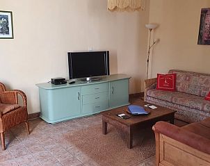 Vakantiehuisje in Saint Aubin le Monial, Auvergne, Frankrijk, biedt een sfeervolle woonkamer met tv en comfortabele meubels.