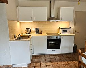 Stijlvolle keuken van Vakantiehuisje in Saint Aubin le Monial, Auvergne, Frankrijk, biedt alle gemakken van thuis tijdens je vakantie.